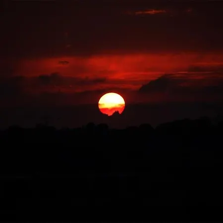 Peaceful Penthouse With Views 3 Min Walk To The Apartman