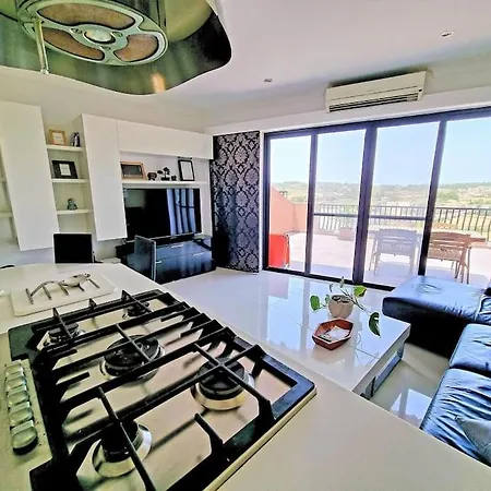 Peaceful Penthouse With Views 3 Min Walk To The