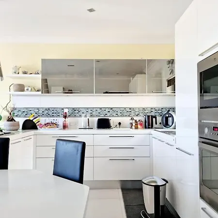 Peaceful Penthouse With Views 3 Min Walk To The