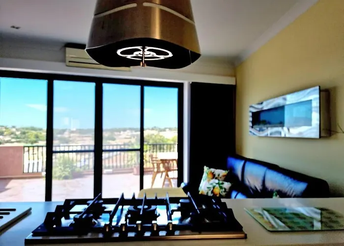 Апартаменты Peaceful Penthouse With Views 3 Min Walk To The