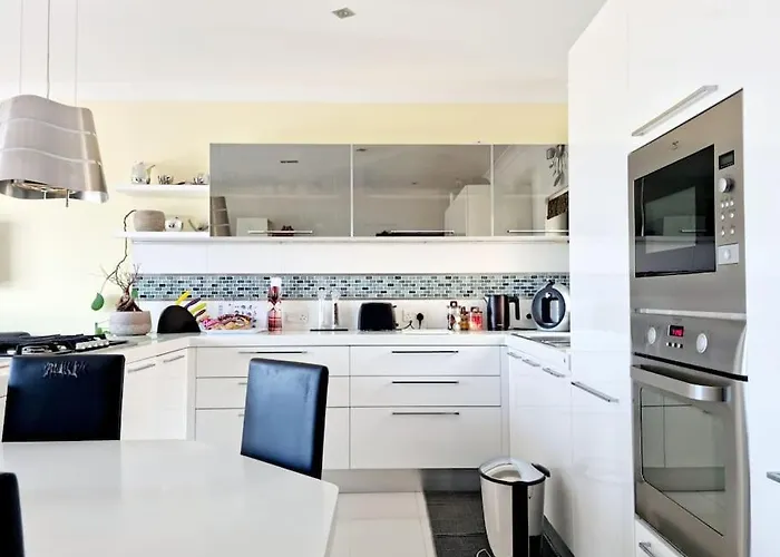 Peaceful Penthouse With Views 3 Min Walk To The