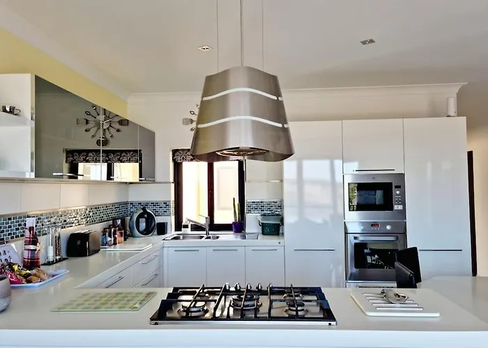 Peaceful Penthouse With Views 3 Min Walk To The Апартаменты Марсаскала