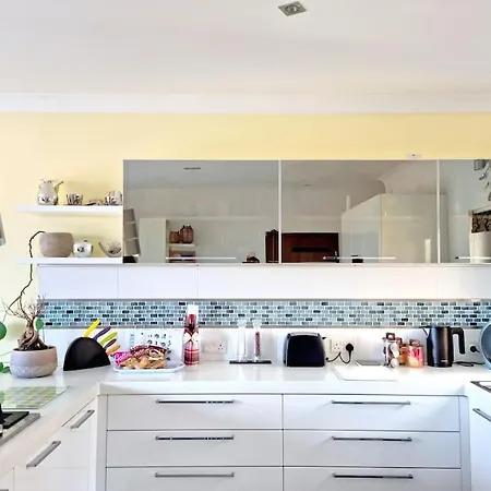 Peaceful Penthouse With Views 3 Min Walk To The Apartment *