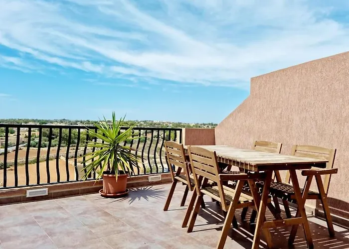 Peaceful Penthouse With Views 3 Min Walk To The شقة مارساسكالا