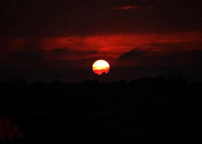 Peaceful Penthouse With Views 3 Min Walk To The شقة