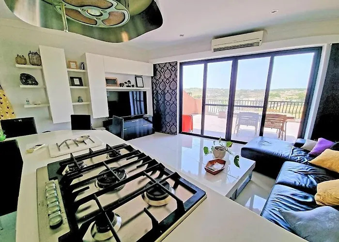 Peaceful Penthouse With Views 3 Min Walk To The